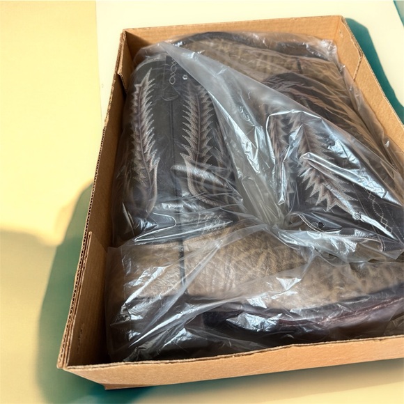 George Straight signed Authentic Elephant Boots by Tony Lama - Picture 4 of 16